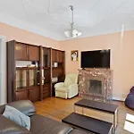 Cozy Townhome Near City Center Free Parking & Wi-Fi