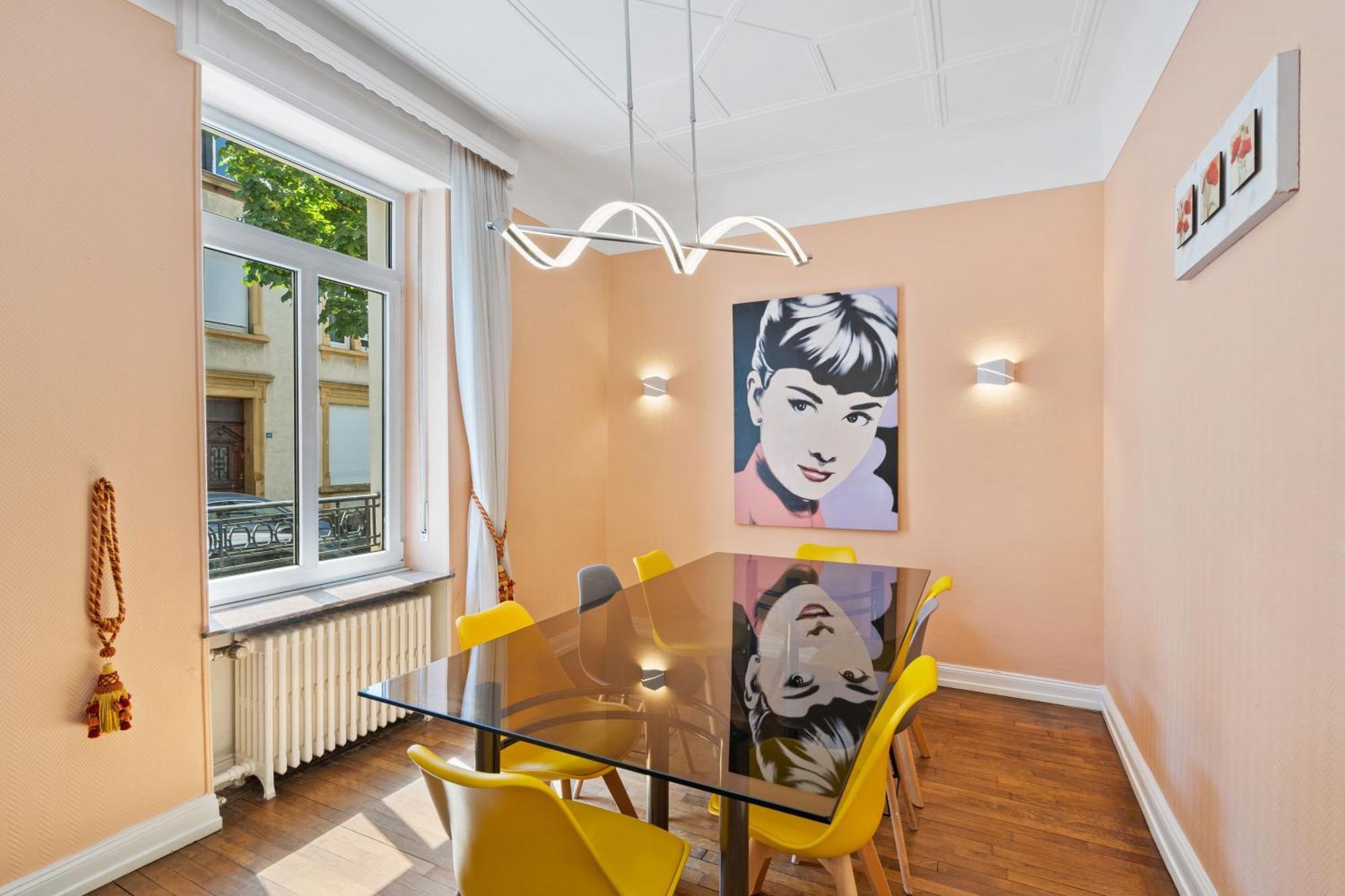 Cozy Townhome Near City Center Free Parking & Wi-fi