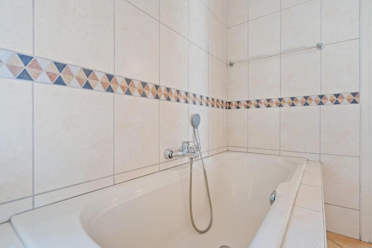 Cozy Townhome Near City Center Free Parking & Wi-fi * Lussemburgo