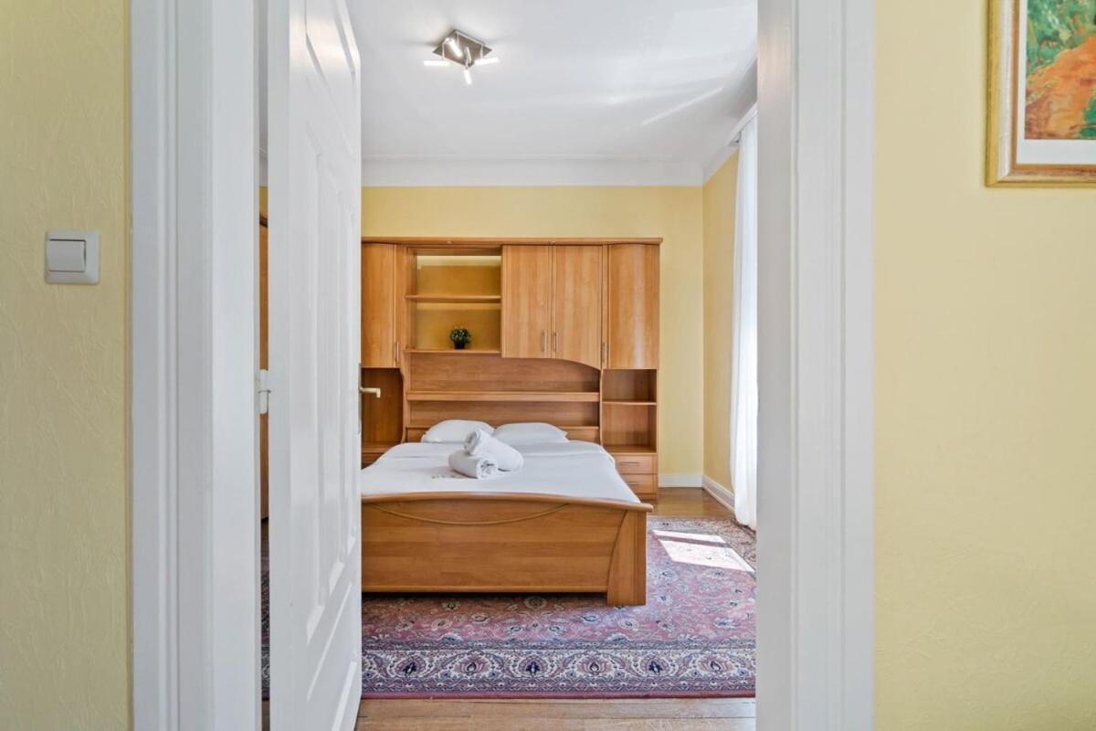 Cozy Townhome Near City Center Free Parking & Wi-fi